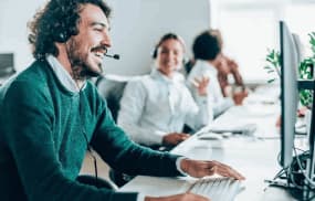 Image représentant un téléconseiller Avisun entrain de conseiller un client pour son projet de rénovation énergétique