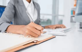 Image représentant une salariée Avisun entrain de rechercher un produit au meilleur prix pour son client