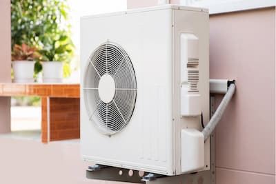 Image représentant une pompe à chaleur air/air installée par des ouvriers salariés de l'entreprise Avisun