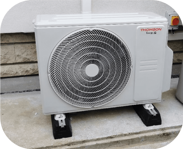 Photo d'une pompe à chaleur air/eau installée sur le mur extérieur d'une maison