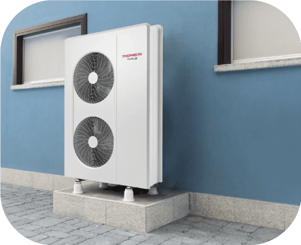 Photo d'une pompe à chaleur air/air installée sur le mur extérieur d'une maison