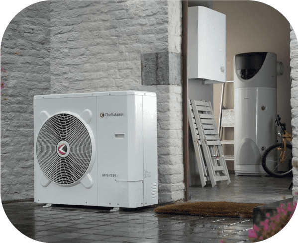 Photo d'une pompe à chaleur air/eau installée sur le mur extérieur d'une maison