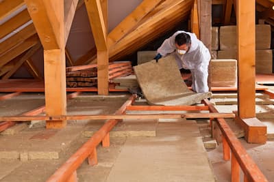 Image représentant un chantier d'isolation des combles en laine déroulée par un ouvrier salarié et qualifié de l'entreprise Avisun
