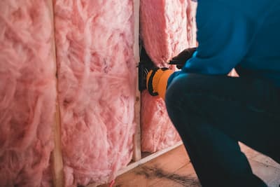 Image représentant un chantier d'isolation des murs intérieurs par un ouvrier salarié et qualifié de l'entreprise Avisun