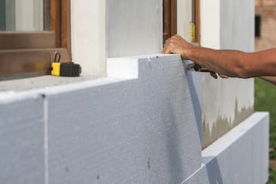 Image représentant un chantier d'isolation des murs extérieurs par un ouvrier salarié et qualifié de l'entreprise Avisun