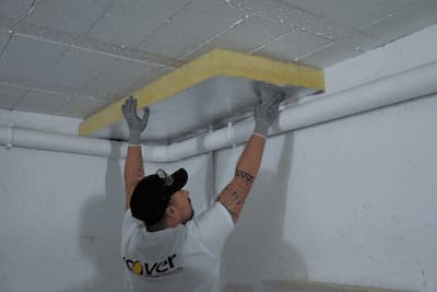 Image représentant un chantier d'isolation des planchers bas par un ouvrier Isover