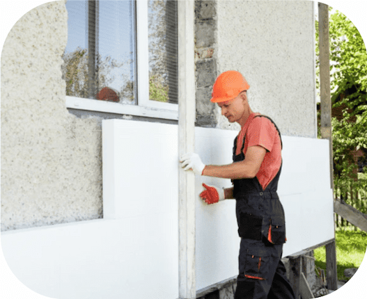 Photo d'une isolation des murs extérieurs d'une maison avec des plaques de polystyrène
