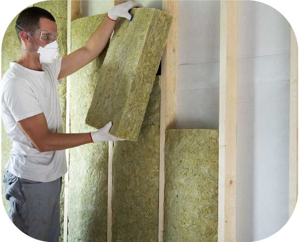 Photo d'un ouvrier entrain de réaliser l'isolation des murs intérieurs d'une maison