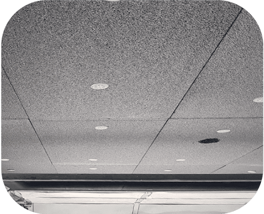 Photo d'une isolation de plafond de garage avec des plaques de polystyrène fixées avec des rivets