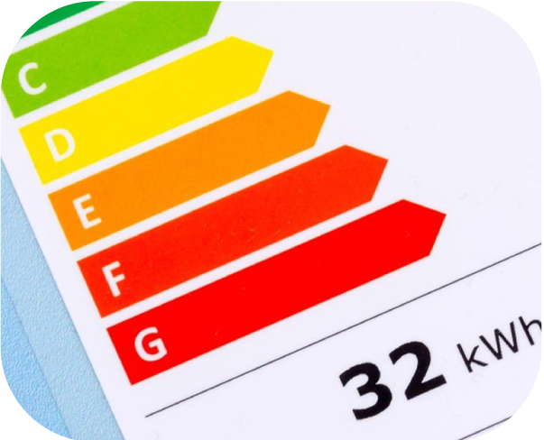 Photo d'une maison avec une étiquette énergétique symbolisant le statut de passoire thermique
