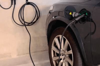 Image représentant la pose par Avisun d'une borne électrique pour la recharge de voiture électriques