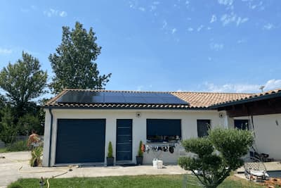 Image représentant une installation de panneaux solaires par les ouvriers salariés et qualifiés de l'entreprise Avisun