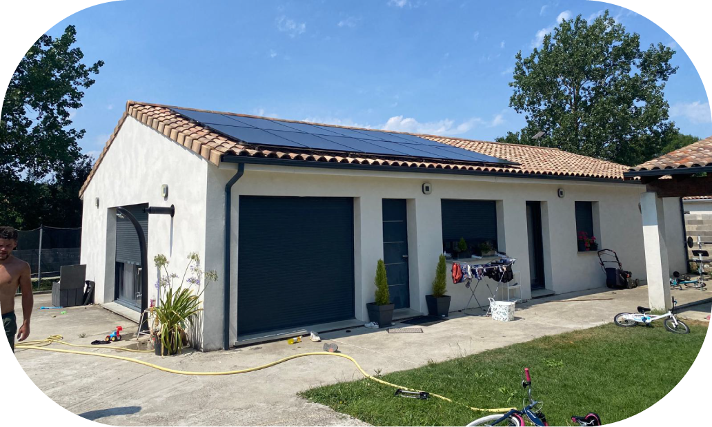 Photo d'une installation de pnneaux solaires réalisée par Avisun en partenariat avec Carrefour Énergies