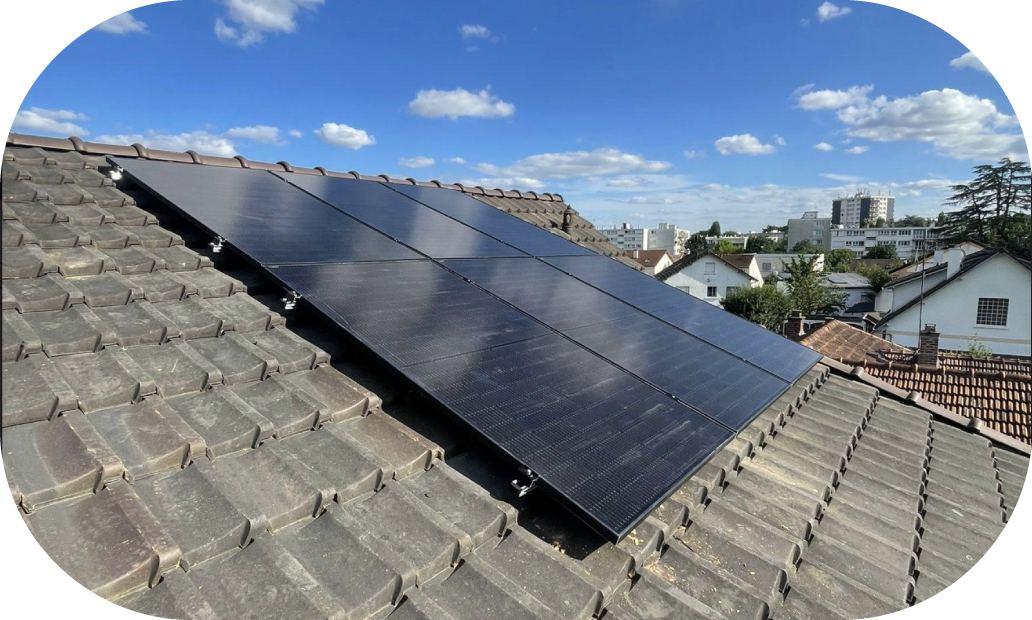 Photo d'une installation de pnneaux solaires réalisée par Avisun en partenariat avec Carrefour Énergies