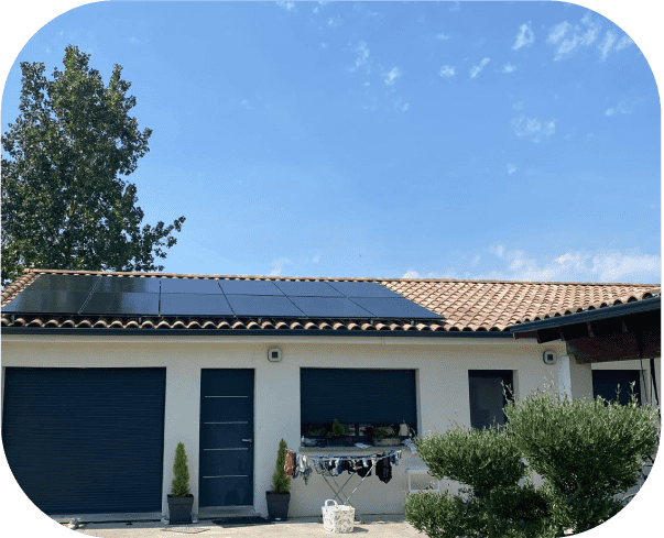 Photo d'une installation de panneaux solaires réalisée par Avisun