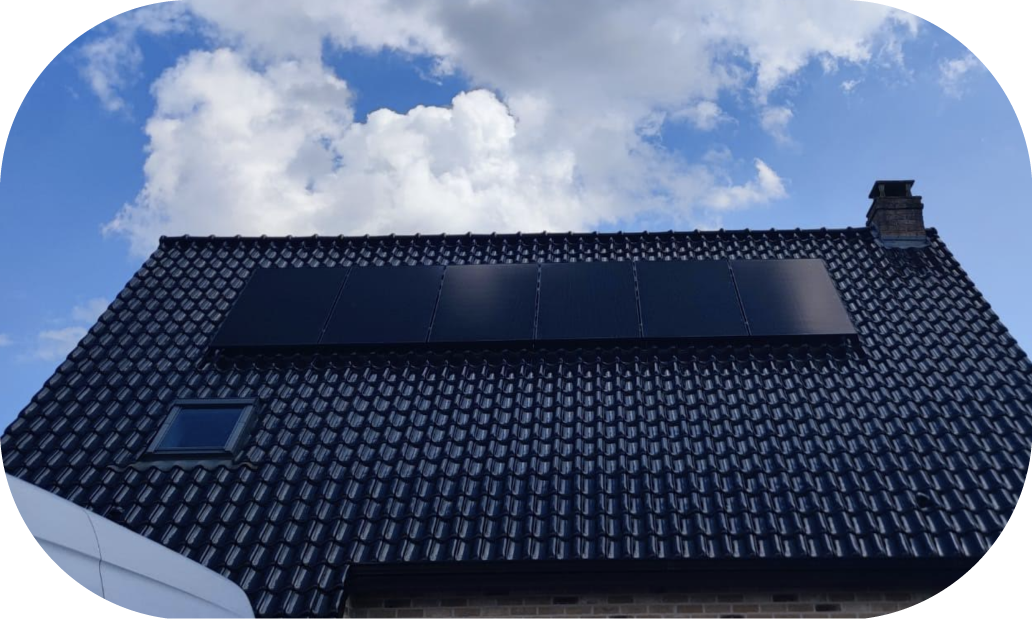 Photo d'une installation de pnneaux solaires réalisée par Avisun en partenariat avec Carrefour Énergies