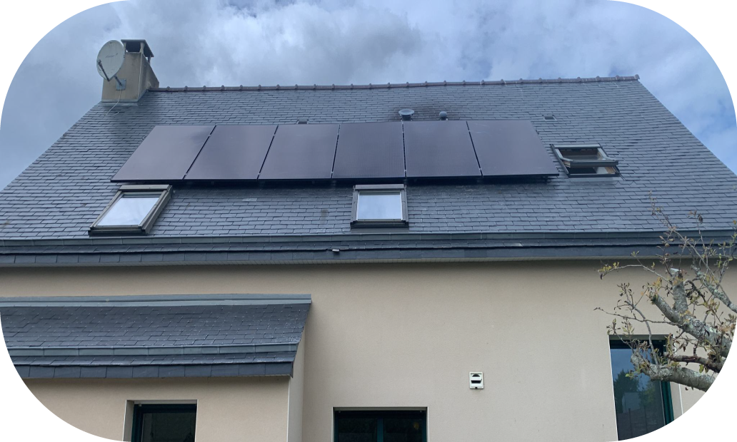 Photo d'une installation de pnneaux solaires réalisée par Avisun en partenariat avec Carrefour Énergies
